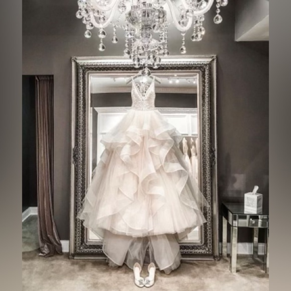 Winnie Couture Wedding Dress !! NEVER Worn!!! 9 1/2ft veil included.